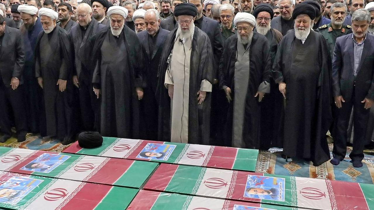 Pemimpin Tertinggi Iran Ayatolla Khamenei memimpin salat jenazah Presiden Iran Ebrahim Raisi dan tujuh pendampingnya di Teheran, Iran, Rabu (22/5/2024). Salat jenazah Ebrahim Raisi ini diikuti ribuan orang yang memadati lokasi persemayaman. Foto:&nbsp;Ira