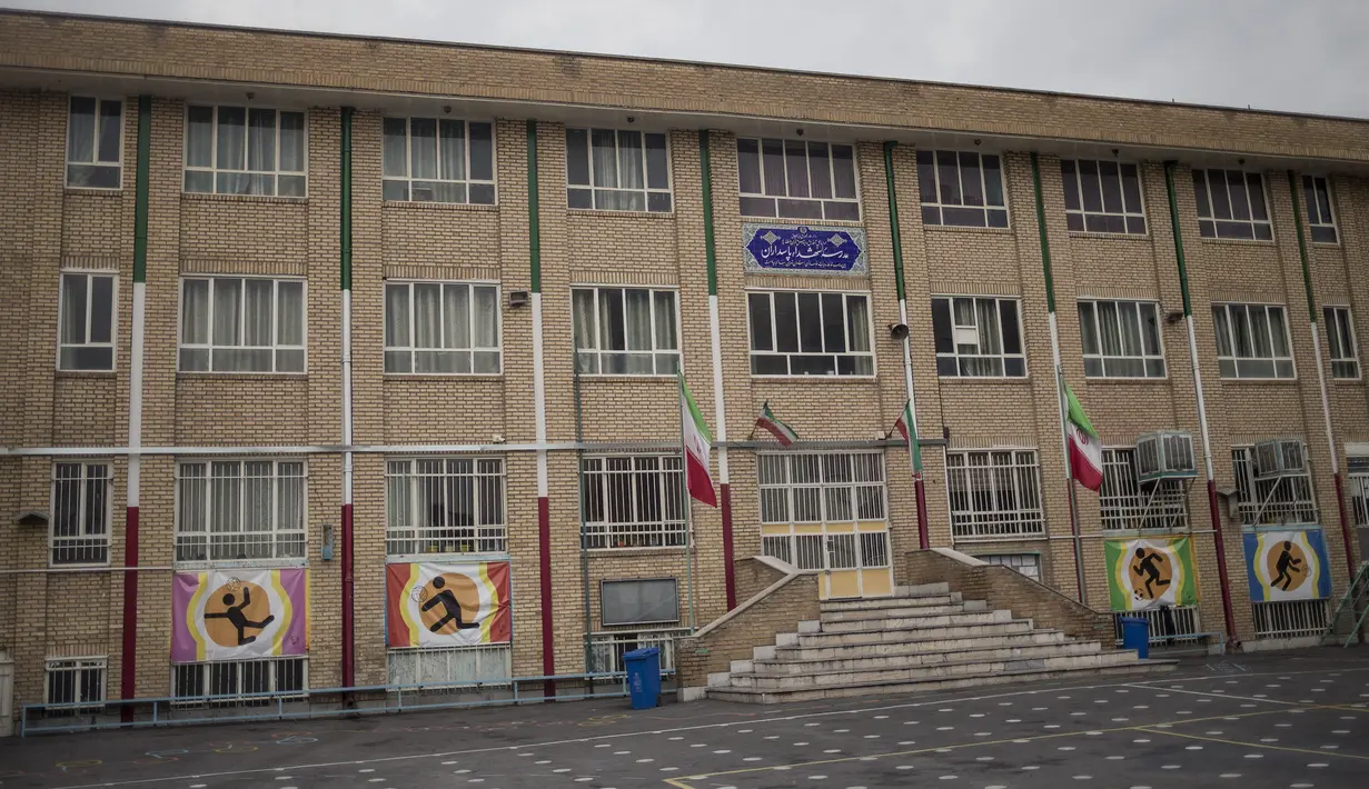 Gedung sekolah yang tutup di tengah merebaknya virus corona COVID-19 di Teheran, Iran (26/2/2020). Kementerian Kesehatan dan Pendidikan Kedokteran Iran pada (26/2) mengumumkan 139 orang telah terinfeksi coronavirus baru dan 19 di antaranya meninggal dalam sepekan terakhir. (Xinhua/Ahmad Halabisaz)