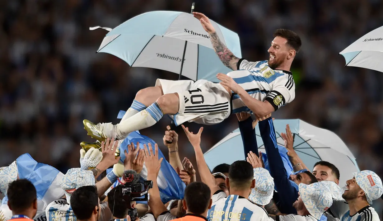 Usai pertandingan Messi langsung diserbu pemain Panama untuk meminta bajunya, meminta foto, dan meminta tanda tangan sang megabintang. (AP Photo/Gustavo Garello)