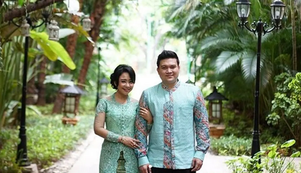 Beberapa potret kebahagiaan dibagikan oleh Chikita. Dalam unggahan terakhirnya, ia menjelaskan soal pertunangannya. Ia bahkan mencertikan kisah cintanya ibarat roller coaster. (Instagram/chikitameidy)