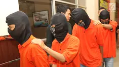 Tersangka kasus bentrok suporter Persija Jakarta dengan PSM Makassar dihadirkan saat rilis di Polres Jakarta Selatan, Jumat (9/8/2019). Polres Metro Jakarta Selatan mengamankan delapan tersangka terkait kejadian tersebut. (Liputan6.com/Faizal Fanani)