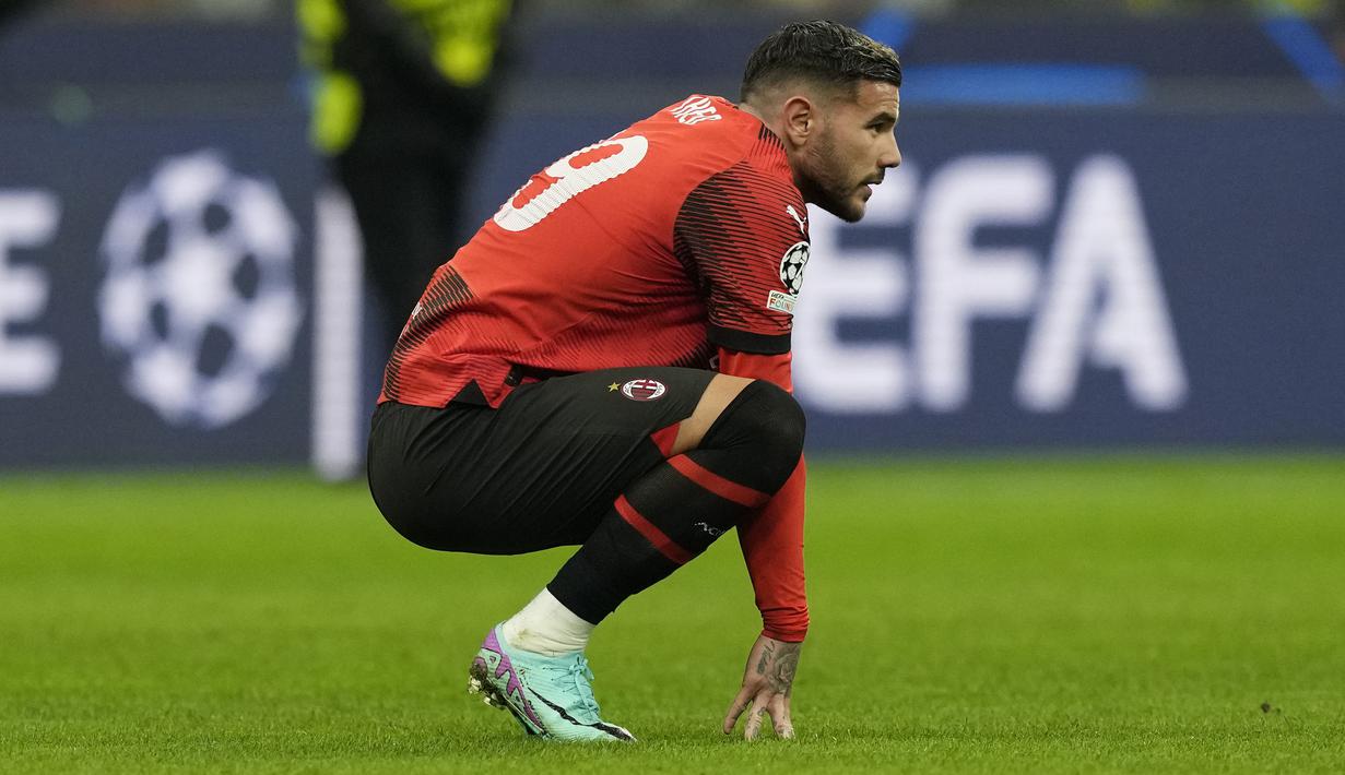 Ekspresi pemain AC Milan, Theo Hernandez setelah timnya dikalahkan Borussia Dortmund dengan skor 1-3 pada laga lanjutan Grup F Liga Champions 2023/2024 yang berlangsung di San Siro, Milan, Italia, Rabu (29/11/2023) dini hari WIB. (AP Photo/Antonio Calanni)