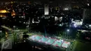 Pemandangan fasilitas olahraga di malam hari dari atas tugu Monas yang dipercantik program Gerakan INDONESIA SeGar, Jumat (27/08). Keberadaan fasilitas olah raga ini, semakin banyak warga Jakarta yang lebih aktif berolahraga. (Liputan6.com/Fery Pradolo)