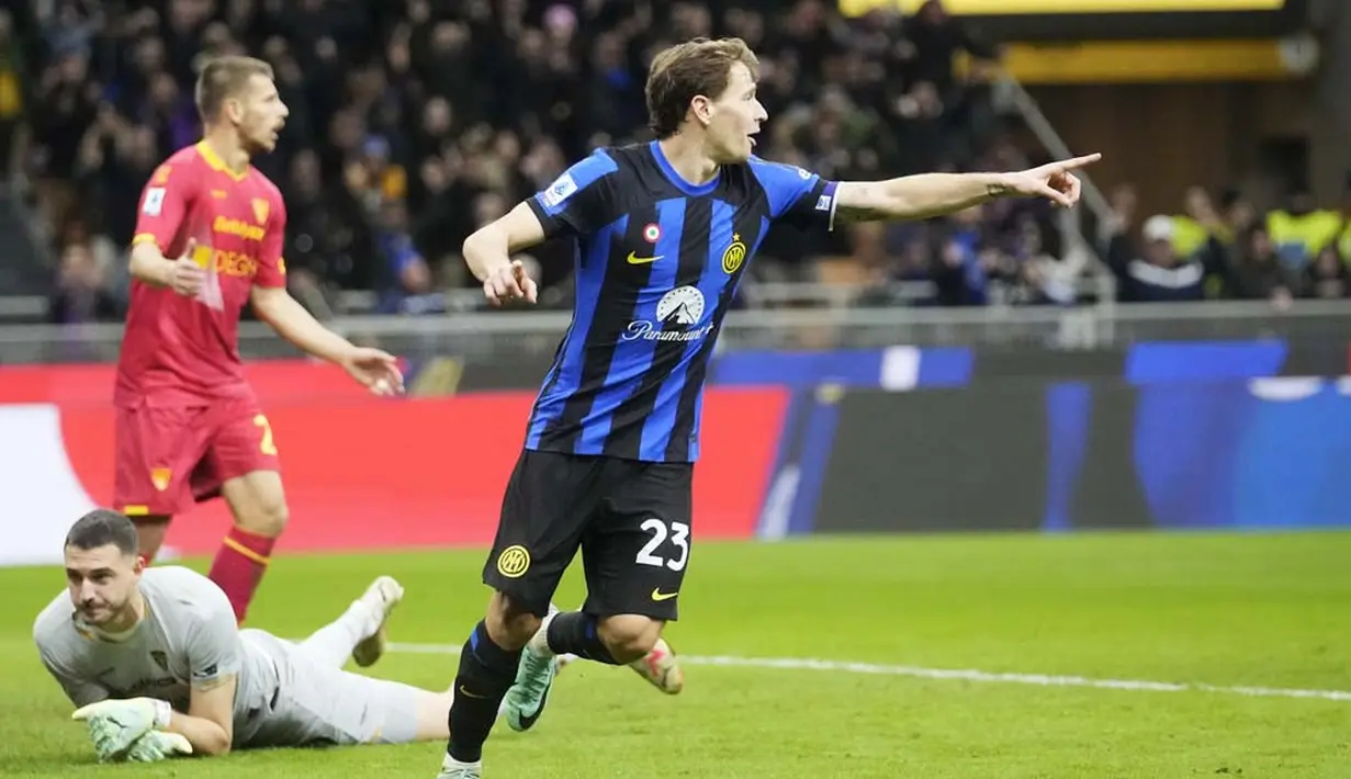 Pemain Inter Milan, Nicolo Barella, melakukan selebrasi setelah mencetak gol ke gawang Lecce pada pekan ke-17 Serie A 2023/2024 di Stadion Giuseppe Meazza, Minggu (24/12/2023). (AP Photo/Luca Bruno)