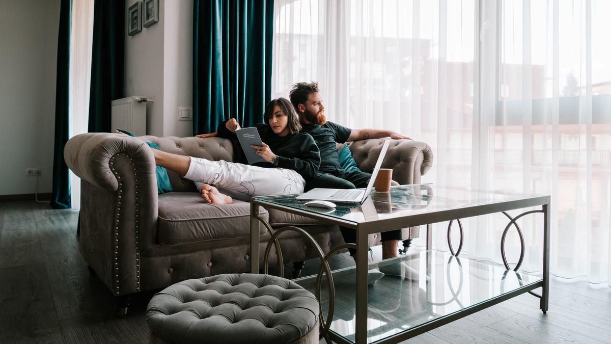 Survey Mengungkap Banyak Orang Memilih di Rumah Daripada Hadiri Pesta Malam Tahun Baru, Alasannya?