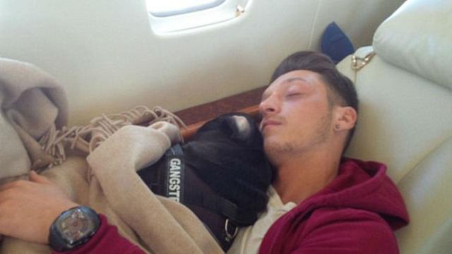 Pemain Arsenal, Mesut Ozil sempat takut kepada anjing saat masih anak-anak