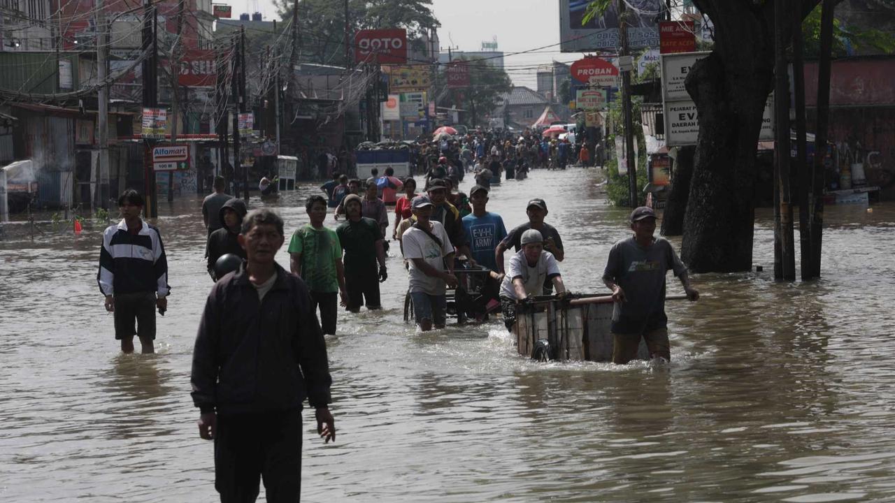 Kondisi akses Jakarta-Tangerang terputus akibat luapan Kali Angke