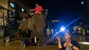 Di pusat kota Chiang Mai, warga terlihat berjuang melewati air keruh yang mencapai setinggi lutut orang dewasa. (AP Photo/Wason Wanichakorn)