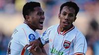 Muhammad Sihran (kanan) melakukan selebrasi usai mencetak gol ke gawang PSIM Yogyakarta dalam laga pekan kelima BRI Super League 2025/2026 di Stadion Sultan Agung, Bantul, Minggu (14/9/2025) sore. (Dok. Borneo FC)