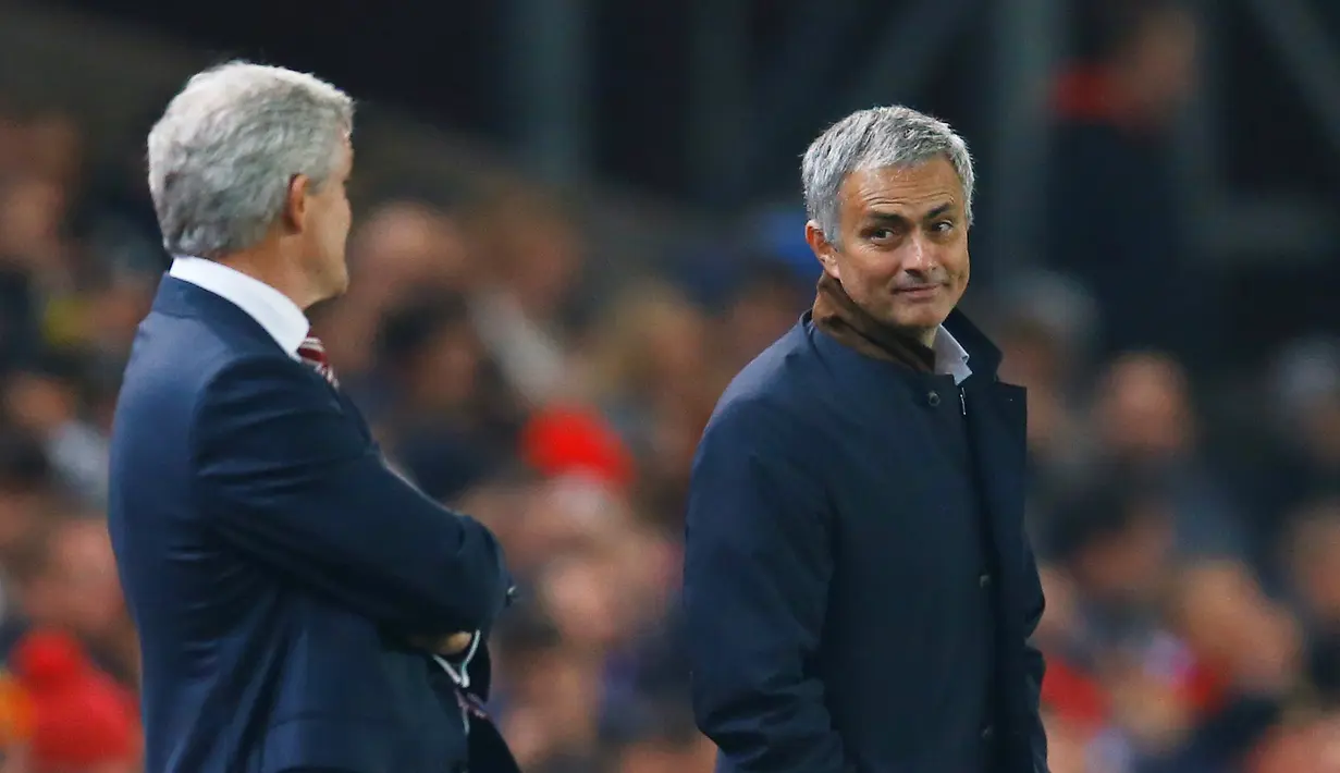 Manajer Chelsea, Jose Mourinho, tersenyum kepada manajer Stoke City, Mark Hughes dalam laga Piala Liga di Stadion Britannia, Inggris, (27/10/2015). (Reuters/Darren Staples)