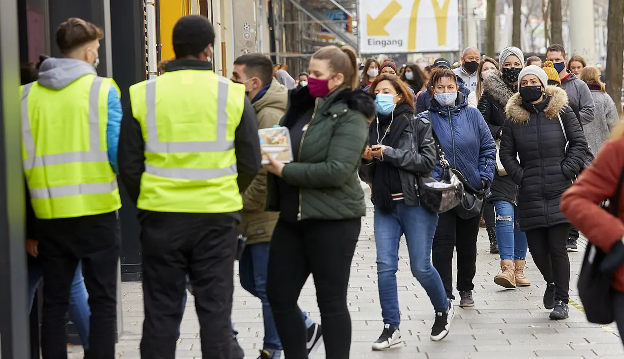 Orang-orang berbelanja di kawasan perbelanjaan Mariahilfer selama akhir pekan menjelang peningkatan aturan lockdown di Wina, Austria, 14 November 2020. Austria memerintahkan lockdown nasional selama tiga pekan mulai 17 November untuk membatasi penyebaran COVID-19. (Xinhua/Georges Schneider)