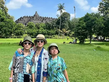 Liburan ke Jawa Tengah, kurang rasanya bila belum mengunjungi Candi Borobudur. Tempat wisata bersejarah dengan komplek yang luas ini menjadi salah satu tujuan wisata banyak selebriti Tanah Air bersama keluarga. (Liputan6.com/IG/@marcella.zalianty)