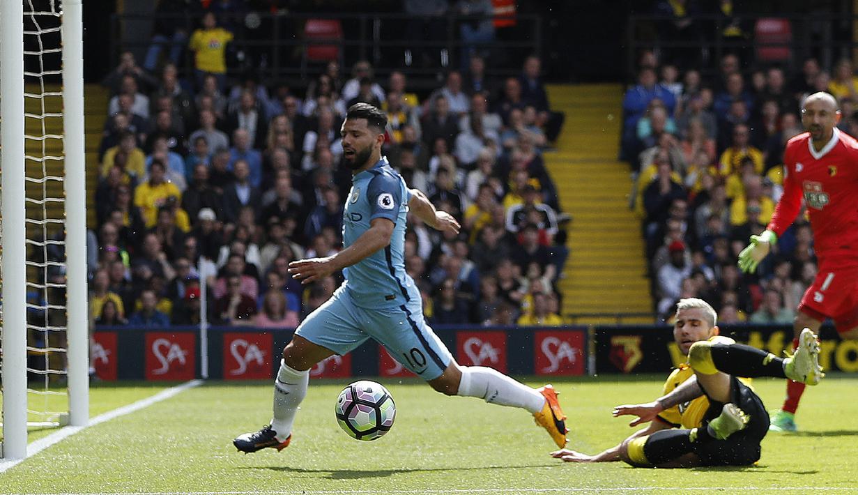 Bintang Manchester City, Sergio Aguero (kiri) merupakan andalan Pep Guardiola di lini depan, Aguero bisa menjadi salah satu pencetak gol terbanyak musim 2017-2018. Musim 2016-2017 ia tampil sebanyak 37 kali dan mencetak 20 gol. (AFP/Adrian Dennis)
