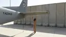 Niloofar Rahmani mengecek sayap bagian pesawat di pangkalan Angkatan Udara Afghanistan di Kabul. Media the Wall Street Journal memberitakan, dia takut hidupnya dalam bahaya jika kembali ke negaranya. (AFP PHOTO/SHAH Marai)