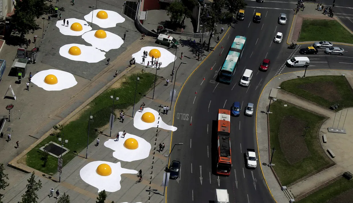 Telur ceplok raksasa berhamburan di jalanan Kota Santiago, Chile, 8 November 2016. Telur mata sapi raksasa ini merupakan bagian dari festival seni Hecho en Casa. (REUTERS / Pablo Sanhueza)