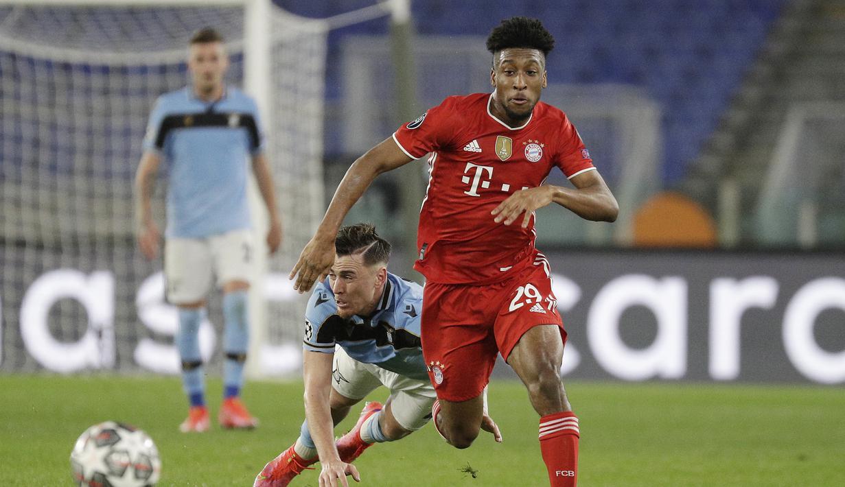 Gelandang Bayern Munich, Kingsley Coman (depan) lolos dari hadangan bek Lazio, Patric dalam laga leg pertama babak 16 besar Liga Champions 2020/21 di Olimpico Stadium, Selasa (23/2/2021). Bayern Munich menang 4-1 atas Lazio. (AP/Gregorio Borgia)