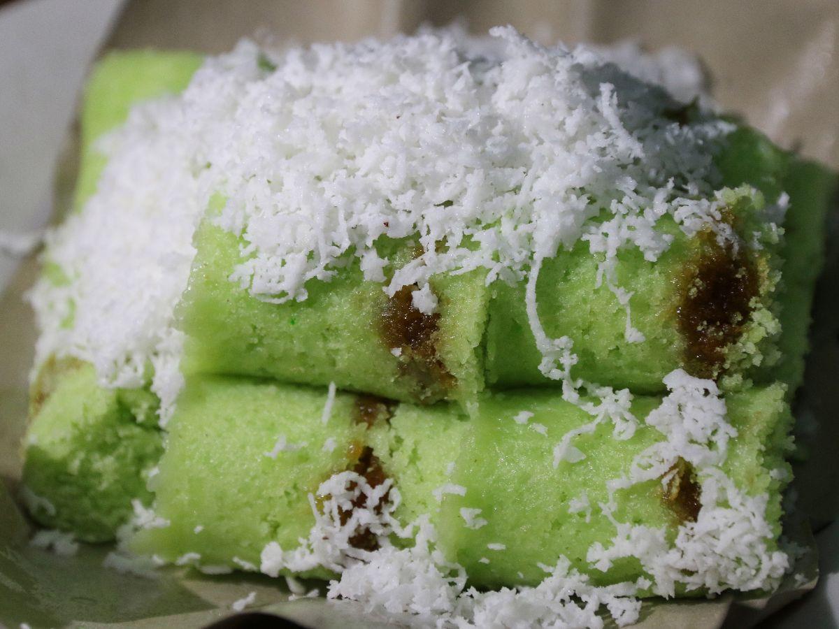 Viral Pedagang Kue Putu Pakai Jam Harga Ratusan Juta, Netizen: Curiga Intel