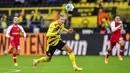 Striker Borussia Dortmund, Erling Haaland, mengejar bola saat melawan Freiburg pada laga Bundesliga di Signal Iduna Park, Sabtu (3/10/2020). Dortmund menang dengan skor 4-0. (AP Photo/Martin Meissner)
