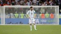 Kapten timnas Argentina, Lionel Messi, tampak kecewa setelah timnya kalah 0-3 dari Kroasia pada laga kedua Grup D Piala Dunia 2018, Jumat (22/6/2018) dini hari WIB. (AP Photo/Ricardo Mazalan)