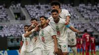 Selebrasi Pemain Timnas Maroko U-17, Saifdine Chlagmmo (tengah) setelah menjebol gawang Timnas Panama U-17 pada laga pembuka Piala Dunia U-17 2023 Grup A di Stadion Gelora Bung Tomo, Surabaya, Jumat (10/11/2023) WIB. (Bola.com/Bagaskara Lazuardi)