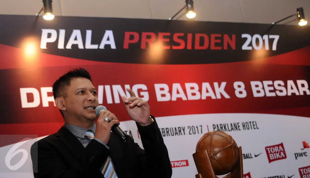 Ketua OC, Iwan Budianto menyampaikan sambutan jelang undian pertandingan babak 8 besar Piala Presiden 2017 di Jakarta, Selasa (21/2). Babak 8 besar Piala Presiden 2017 digelar di Stadion Manahan, Solo 25-26 Februari. (Liputan6.com/Helmi Fithriansyah)