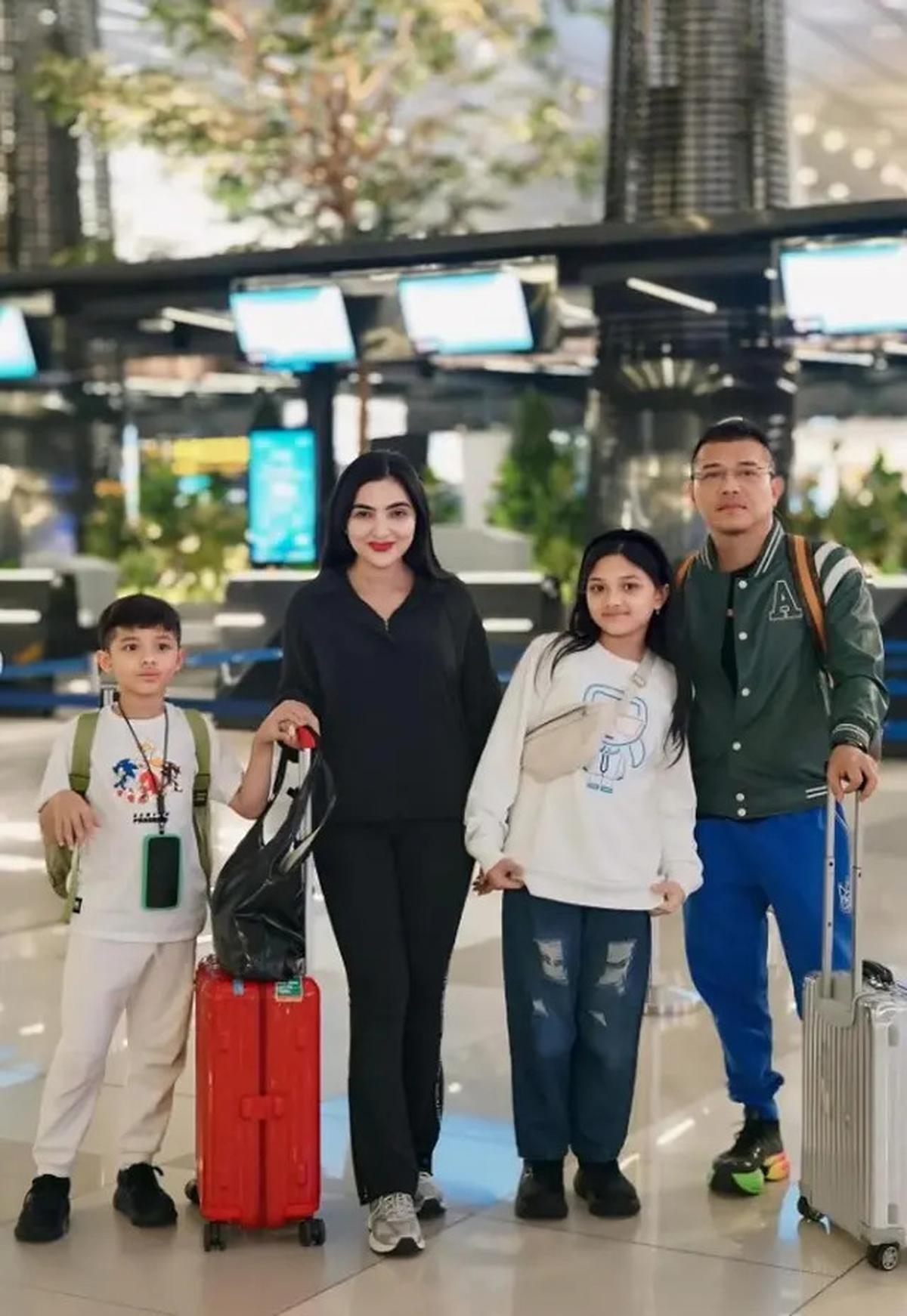 Model Sepatu Keluarga Anang-Ashanty saat Liburan di China, Nyaman dan Stylish
