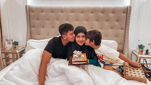 Momen Perayaan Ulang Tahun Fairuz A Rafiq Bersama Keluarga dan Kerabat Terdekatnya