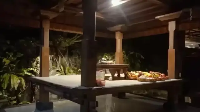 Potret teras rumah Mahalini Raharja yang dipakai untuk acara mepamit (Sumber: YouTube/Tiara Andini)