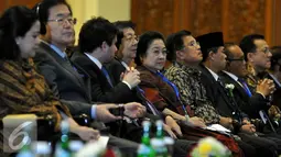 Wakil Presiden Jusuf Kalla bersama sejumlah tokoh nasional saat menghadiri ICAPP 2016 di Komplek Parlemen Senayan, Jakarta, Jumat (22/4). Konferensi tersebut di ikuti oleh 48 partai politik dari 32 negara. (Liputan6.com/Johan Tallo)