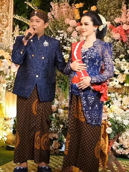 Setelah 7 kali berganti kebaya, akhirnya dipilih kebaya kutubaru warna navy dengan hiasan payet silver nan elegan. Bella memadukan kebayanya dengan kain batik warna coklat dan selendang merah. [@@faralljibrill_official/@asrileksono_parasasriofficial]