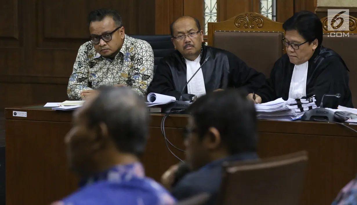 Terdakwa dugaan korupsi pengadaan e-KTP, Irvanto Hendra Pambudi (kiri) menyimak keterangan saksi pada sidang lanjutan di Pengadilan Tipikor, Jakarta, Selasa (18/9). Sidang mendengar keterangan enam saksi. (Liputan6.com/Helmi Fithriansyah)