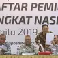 Ketua KPU RI, Arief Budiman (tengah) bersama komisioner KPU saat rapat pleno rekapitulasi DPT tingkat nasional di Jakarta, Rabu (5/9). Rapat pleno dihadiri perwakilan partai politik peserta Pemilu 2019. (Liputan6.com/Helmi Fithriansyah)