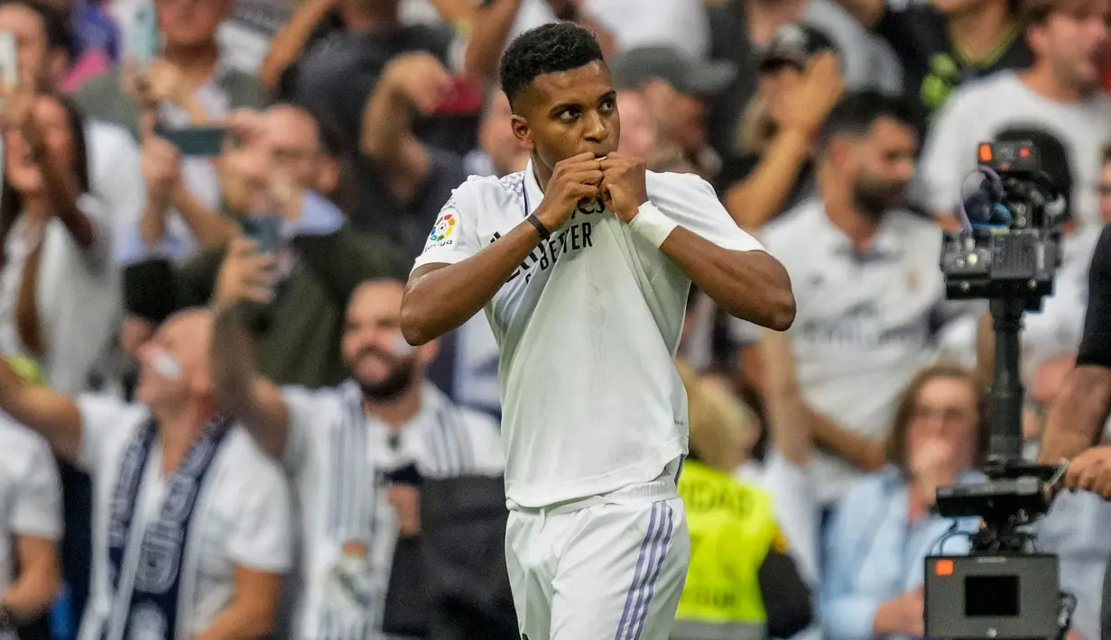 Pemain Real Madrid, Rodrygo melakukan selebrasi usai mencetak gol tendangan penalti pada pertandingan sepak bola La Liga melawan FC Barcelona di Madrid, Spanyol, Minggu (16/10/2022). Real Madrid unggul sejak menit ke-12 lewat sontekan Karim Benzema usai memanfaatkan bola muntah hasil tembakan Vinicius Junior yang sempat diblok kiper Barcelona. (AP Photo/Bernat Armangue)