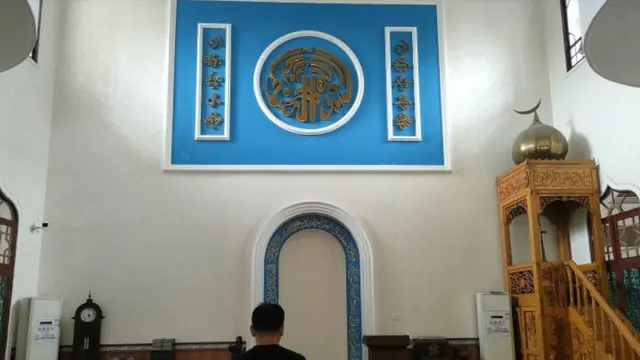Ruang utama shalat di Masjid Huangcheng di Chengdu, China, Sabtu. (18/10/2025) (Dok. ANTARA/Azis Kurmala).
