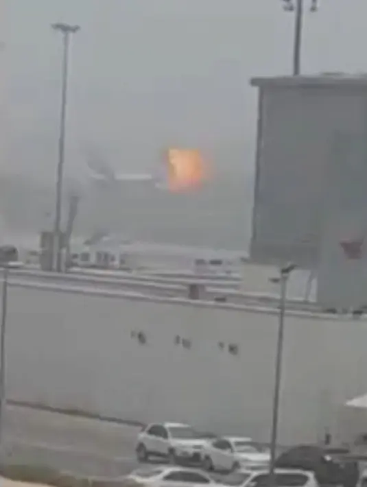 Tampak pesawat Emirates Airline yang terbakar di Bandara Internasional Dubai, UEA, Rabu (3/8). Pesawat jenis Boeing 777-300 A6-EMW dengan nomor penerbangan EK521 milik Emirates Airline terbakar saat ingin mendarat. (Reuters)