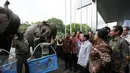 Wakil Presiden Jusuf Kalla (ketiga kanan) disambut dua ekor gajah jelang membuka Pekan Lingkungan Hidup Kehutanan 2016 di Jakarta, Kamis (9/6/2016). Pekan Lingkungan Hidup Kehutanan 2016 berlangsung hingga 12 Juni. (Liputan6.com/Helmi Fithriansyah)