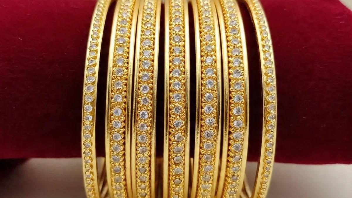 7 Model Gelang Bangle Emas 5 Gram dengan Batu Permata Kecil yang Memikat di 2025
