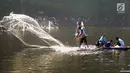 Warga menjala ikan saat tradisi Ngubek Situ di Situ Gede, Bogor, Minggu (13/5). Pesta rakyat ini digelar dalam rangka ‘mapag munggah’ atau menyambut datangnya bulan Ramadhan 1439 H. (Merdeka.com/Arie Basuki)
