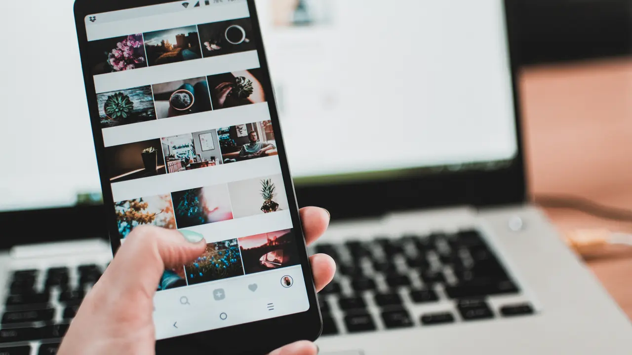 Men-stalking Lewat Media Sosial