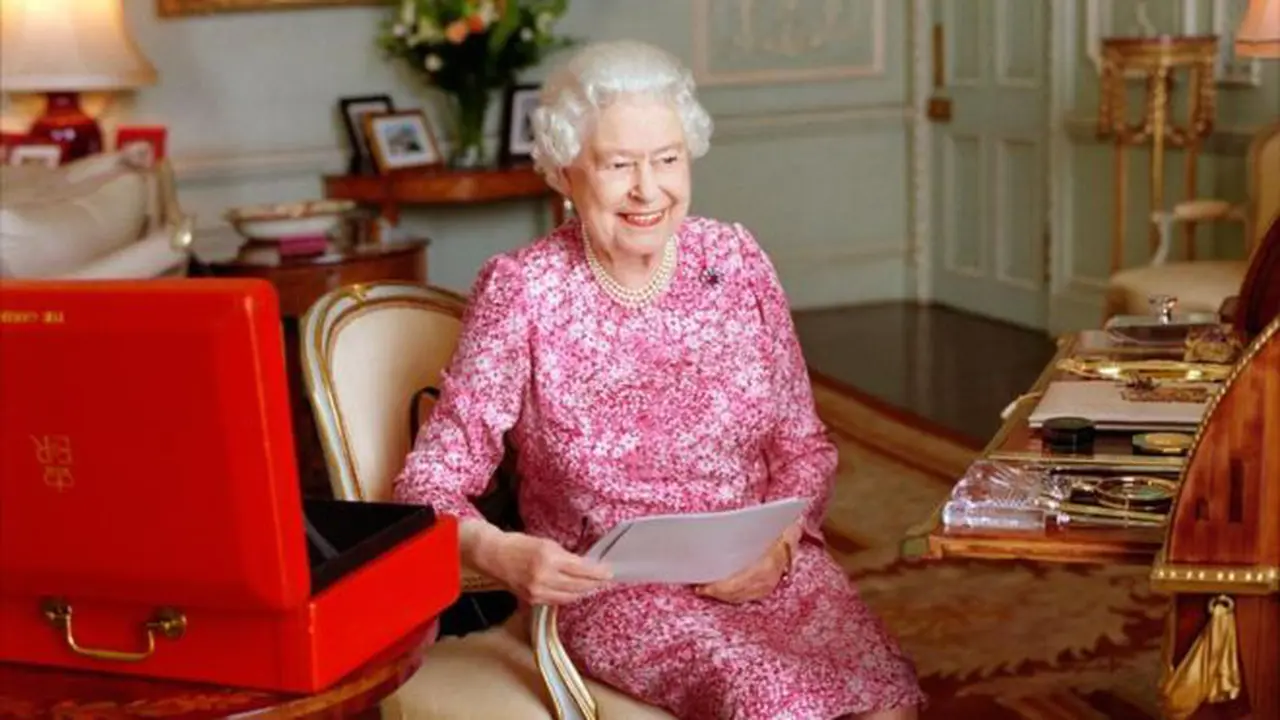 Elizabeth II Dinobatkan sebagai Pemimpin Monarki Inggris Terlama 