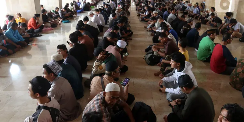 Ribuan Umat Muslim Berbuka Puasa Pertama di Masjid Istiqlal Jakarta