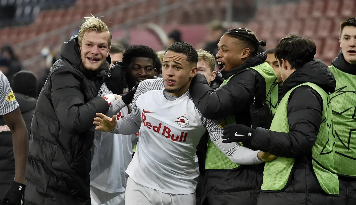 Gelandang RB Salzburg, Noah Okafor (tengah) berselebrasi bersama rekan satu timnya setelah mencetak gol ke gawang Sevilla selama pertandingan Grup G Liga Champions di Salzburg, Austria, Kamis (9/12/2021). Salzburg menang tipis atas Sevilla dengan skor 1-0. (AFP/APA/Hans Punz)