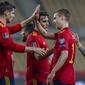 Para pemain Spanyol merayakan gol pertama ke gawang Kosovo yang dicetak striker Dani Olmo (tengah) dalam laga lanjutan Kualifikasi Piala Dunia 2022 Zona Eropa Grup B di La Cartuja Stadium, Sevilla, Rabu (31/3/2021). Spanyol menang 3-1 atas Kosovo. (AP/Miguel Angel Morenatti)