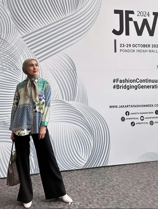 Sederhana namun tetap stunning, ia memadukan kemeja print dengan celana hitam berpotongan lebar. Untuk melengkapi gayanya, styling hijab modern bernuansa khaki disertai ikat simpul yang cantik jadikan gayanya begitu chic. [Foto: instagram/ Fenita Arie]