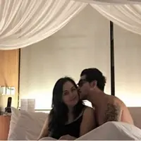 Pada 13 Oktober silam, usia pernikahan aktor Ferry Salim dan Merry Prakasa genap berusia 22 tahun. Perjalanan panjang bagi pasangan yang tidak pernah diterpa gosip tak sedap. (Instagram/ferrysal1m)