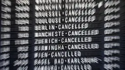 Penerbangan yang dibatalkan ditampilkan di papan penerbangan di bandara internasional di Frankfurt, Jerman, Rabu (27/7/2022). Aksi mogok kerja diserukan oleh serikat pekerja Verdi. Mereka menuntut kenaikan gaji 9,5%. (AP Photo/Michael Probst)