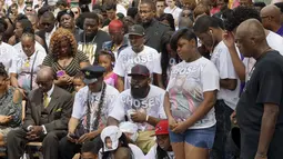 Michael Brown Sr (tengah) saat mengikuti aksi memperingati satu tahun pembunuhan anaknya, Michael Brown, oleh polisi berkulit putih yang memicu kerusuhan besar, di Ferguson, New York, Minggu (9/8/2015). (REUTERS/Rick Wilking)