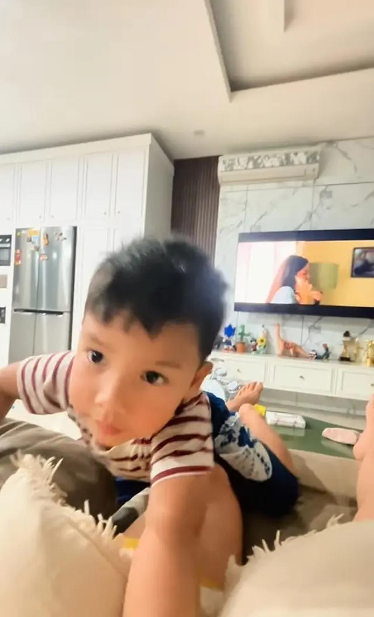 Potret Ruang TV di Rumah Arie Kriting dan Indah Permatasari, Langsung Terhubung dengan Dapur