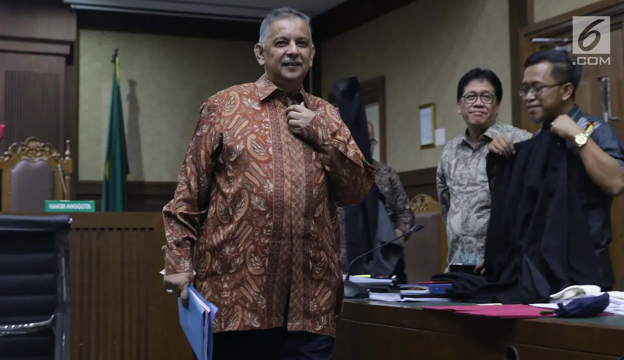 Terdakwa kasus dugaan suap proyek PLTU Riau-1 yang juga mantan Dirut PLN, Sofyan Basir (kiri) bersama penasehat hukumnya  saat jeda sidang lanjutan di Pengadilan Tipikor, Jakarta, Senin (15/7/2019). Sidang beragendakan mendengar keterangan saksi-saksi. (Liputan6.com/Helmi Fithriansyah)