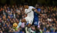 Penyerang Aston Villa asal Inggris Ollie Watkins berebut bola dengan gelandang Chelsea asal Belgia Romeo Lavia selama pertandingan sepak bola Liga Primer Inggris antara Chelsea dan Aston Villa di Stamford Bridge, London pada 1 Desember 2024.Glyn KIRK / AFP